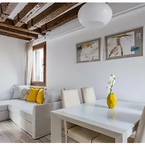 Biennale Family In Apartment Venedig